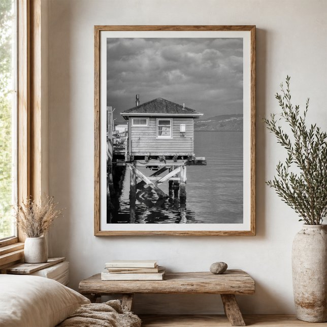 Affiche Bâtiment de Quai Au-Dessus du Paysage Côtier d'Eau (Créateur téléchargé)