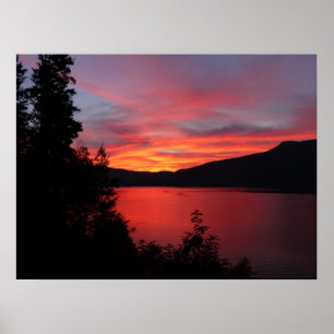 Affiche Beau lever de soleil rouge au-dessus d'un lac