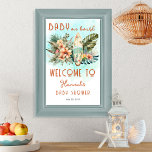 Affiche Bébé à bord Surf tropical Baby shower neutre<br><div class="desc">Conception d'invitation baby shower neutre pour le genre qui fonctionne bien pour un garçon ou une fille. Il présente une scène boho tropical exotique botanique surfer avec un thème de surf de surf d'été, y compris fleurs d'hibiscus et monstère et verdure de palmiers. Design a une ambiance de ville de...</div>
