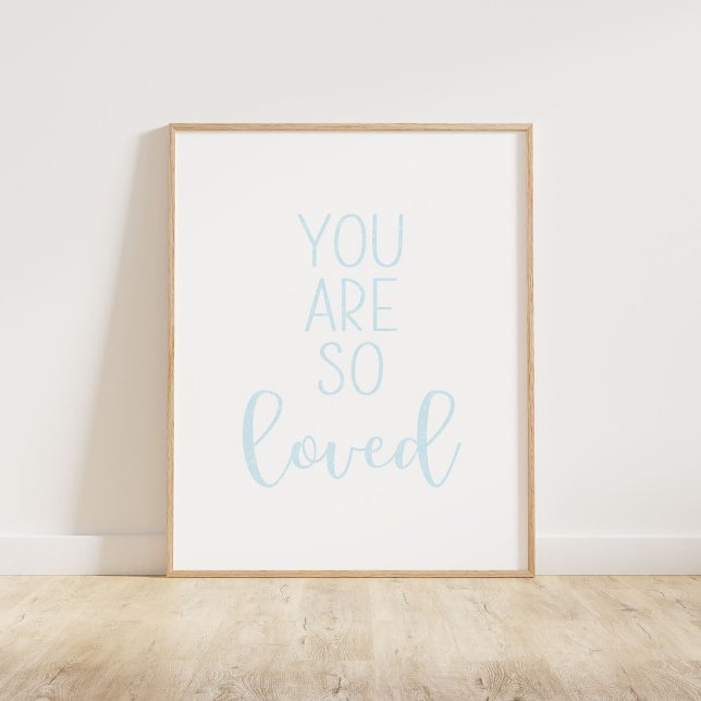 Affiche Bébé Bleu Vous Êtes Si Aimé (You Are So Loved typography quote print in light pale baby blue.)