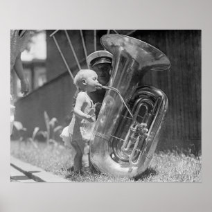 Affiche Bébé jouant du tuba, 1923. Photo vintage