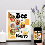 Affiche Bee Happy Honeycomb 6 Photo Collage<br><div class="desc">Bee Happy Photo Collage avec 6 de vos photos préférées. Un design amusant et joyeux avec nid d'abeille,  bourdons,  fleurs et coeurs d'amour. Le modèle photo est configuré pour que vous puissiez ajouter vos images et elles s'afficheront automatiquement dans des formes hexagonales dans le nid d'abeille.</div>