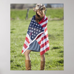 Affiche Belle cow-girl enveloppée dans le drapeau