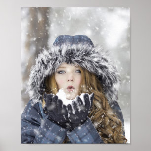 Affiche Belle fille en manteau d'hiver avec neige
