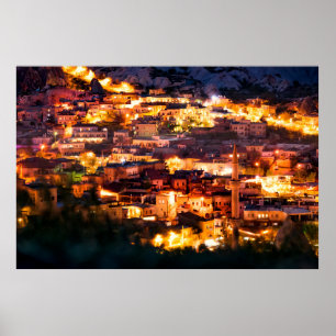 Affiche Belle vue Goreme la nuit. Centre célèbre de b