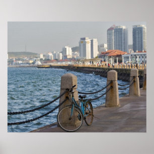 Affiche Bicyclette au bord de l'eau avec la skyline de la