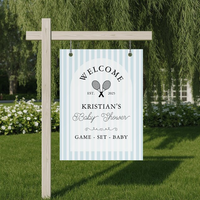 Affiche Bienvenue au Baby shower de tennis bleu Preppy (blue and white baby shower welcome sign with chic tennis motif and elegant arch displayed on easel)