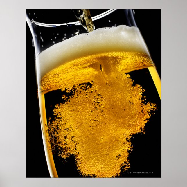 Affiche Bière coulée dans le verre, studio tourné (Devant)