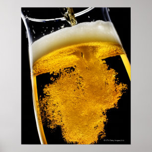 Affiche Bière versé dans le verre, tir de studio