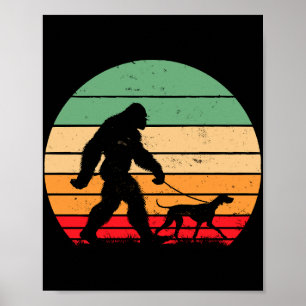 Affiche Bigfoot Marchant Chien Pointer Allemand à Poil Cou