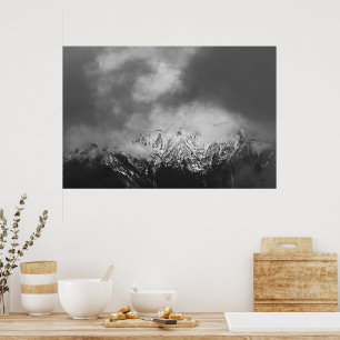 Affiche Black and white mountains in clouds