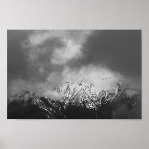 Affiche Black and white mountains in clouds