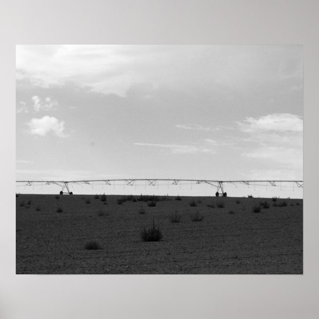 Affiche Black & White Farm Irrigation Sprinkler On a Hill  (Devant)