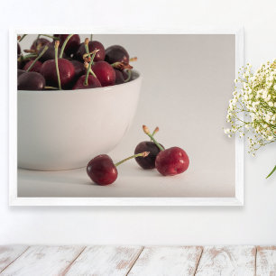 Affiche Bol de cerises rouges fraîches dans des tons feutr