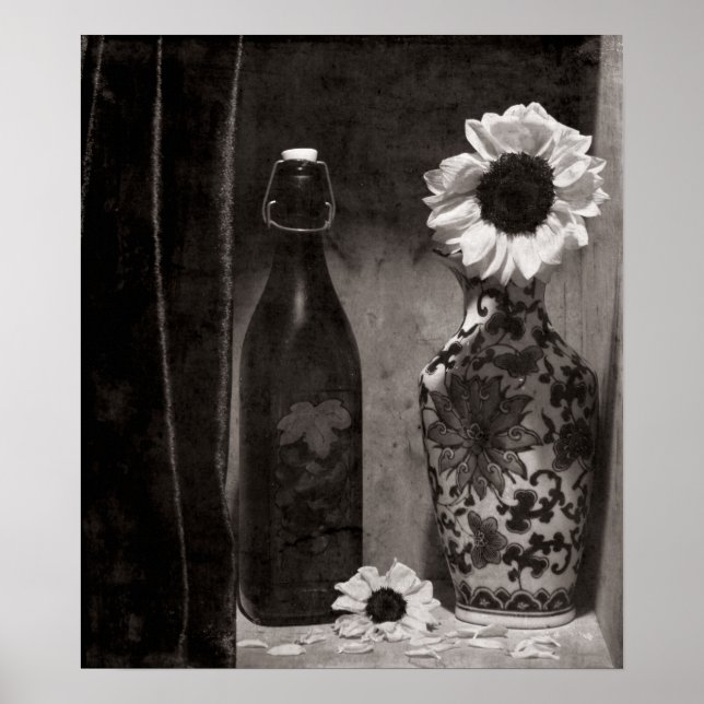 Affiche Bouteille et vase de fleurs en noir et blanc (Devant)
