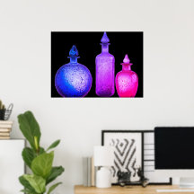 Bouteilles de parfum en verre coloré sur un mur