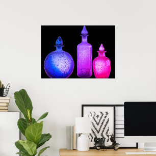 Affiche Bouteilles de parfum en verre coloré sur un mur