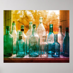 Affiche Bouteilles en verre bleu et vert clair dans le mur