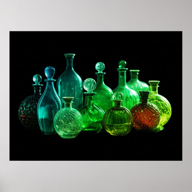 Affiche Bouteilles en verre vert brillant fond noir mur (Devant)