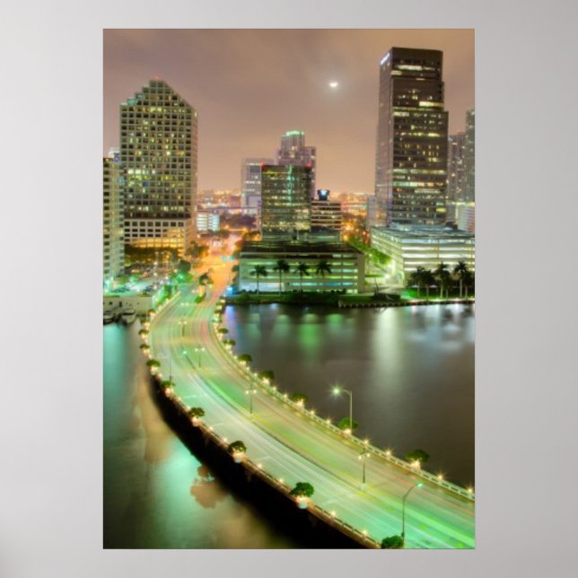 Affiche Bridge leads across waterway to downtown (Devant)