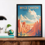 Affiche Bryce Canyon National Park Travel Art Vintage<br><div class="desc">Design d'illustration vectorielle de Bryce Canyon. Le parc est une vaste réserve dans le sud de l'Utah,  connue pour ses hoodoos couleur pourpre,  qui sont des formations rocheuses en forme de flèche.</div>