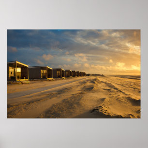 Affiche Cabanes de plage au coucher du soleil sur la côte