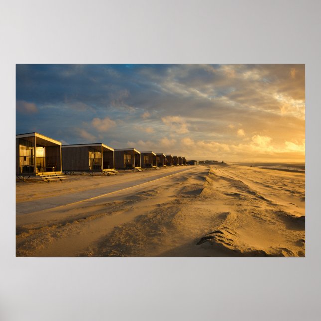 Affiche Cabanes de plage au coucher du soleil sur la côte  (Devant)