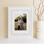 Affiche Cadre floral d'art beige gris avec texte personnal<br><div class="desc">Moderne et charmante, cette impression photo personnalisée apporte une ambiance d'art folklorique scandinave à votre décor maison avec une bordure imprimée de petites fleurs beiges et de feuilles gris doux qui entourent une photo de votre choix. Le texte ci-dessous peut être personnalisé avec les noms et l'année ou un message...</div>