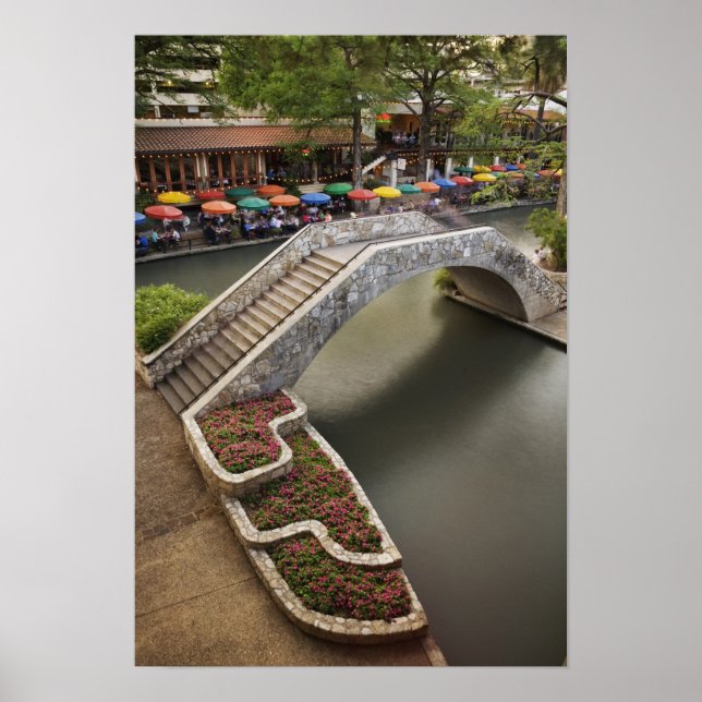 Affiche Café en plein air le long de River Walk et pont au (Devant)