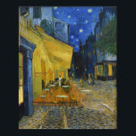 Affiche Café Terrasse par Vincent Van Gogh<br><div class="desc">Cette peinture d'une vue extérieure colorée est une oeuvre pittoresque, la vision d'un spectateur détendu qui aime le charme de son environnement sans aucune inquiétude. Il rappelle l'humeur de Van Gogh lorsqu'il écrivait que "la nuit est plus vivante et plus colorée que le jour." Le jaune du café joue contre...</div>