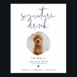 Affiche CAITLIN Bleu marine 1 Photo Boisson Signature<br><div class="desc">Cette enseigne de boisson signature comporte un emplacement pour photo, une police manuscrite audacieuse et un design moderne minimaliste avec une combinaison de couleurs bleu marine et blanc. Changez facilement la police et la couleur de fond pour correspondre à votre événement. Cette enseigne est parfaite pour ajouter soit une photo...</div>