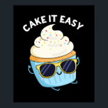 Affiche Cake It Easy Funny Cupcake Pun (Dark BG)<br><div class="desc">Cake It Easy Funny Cupcake Pun dispose d'un cupcake cool qui a l'air d'un vrai chill avec ses lunettes de soleil. Un cadeau amusant pour la famille et les amis qui vous rappellent toujours de le gâter facile.</div>