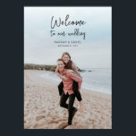 Affiche Calligraphie Moderne Simple Photo de Mariage de Bi<br><div class="desc">Ce modèle d'affiche de bienvenue de mariage au style simple présente un design moderne, minimaliste et épuré. Nous avons donné à ce design minimaliste un caractère distinct en combinant une police vive et fantaisiste avec un aspect moderne et épuré pour vos prénoms et la date, pour un résultat à la...</div>