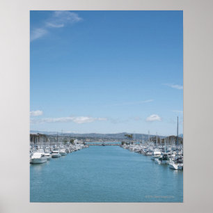 Affiche canal dans le port par jour ensoleillé avec ciel b