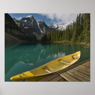 Affiche Canot garé à un quai le long du lac Moraine, Banff