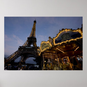 Affiche Carrousel près de la Tour Eiffel le soir,