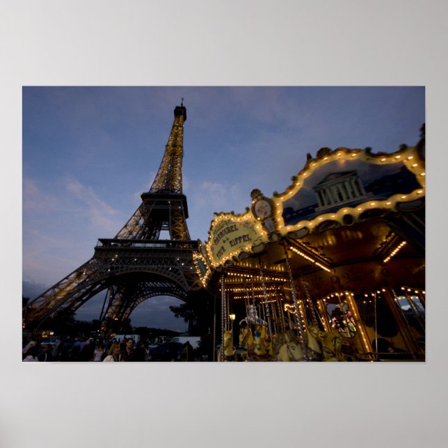 Affiche Carrousel près de la Tour Eiffel le soir, (Devant)