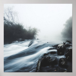Affiche Cascade d'eau sur un matin brumeux mystique