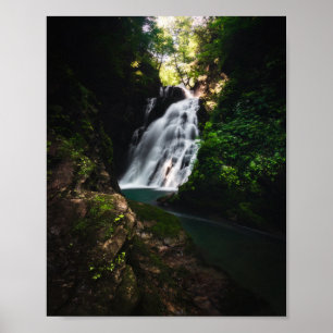 Affiche Cascade époustouflante Šum dans une forêt magique