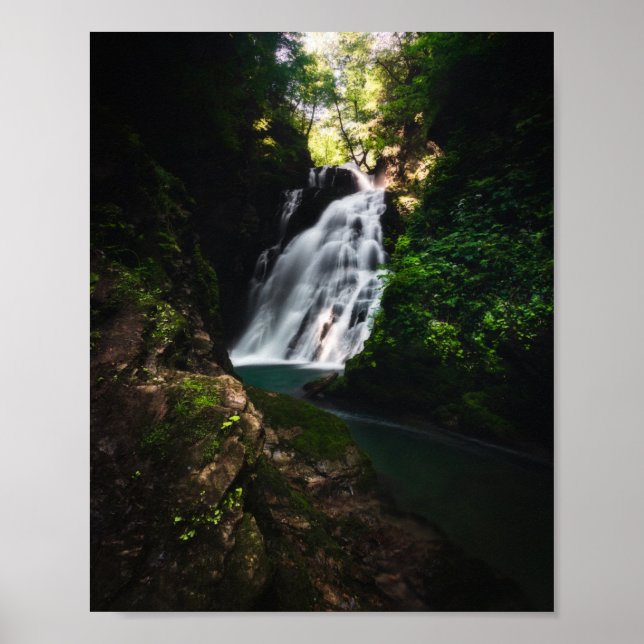 Affiche Cascade époustouflante Šum dans une forêt magique (Devant)