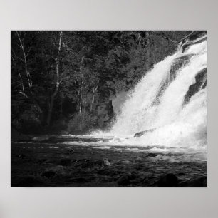 Affiche Cascades Noires & Blanches S'Éclatant Sur Rochers