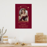 Affiche Celestial Red Gold 30th Birthday Welcome<br><div class="desc">Celestial Red Gold 30th Birthday Welcome Poster présente un cadre élégant doré, lune et étoiles sur un arrière - plan rouge. À l'intérieur est votre photo préférée et sous votre signe d'anniversaire de bienvenue. Personnalisez en modifiant le texte dans les zones de texte et en ajoutant votre photo préférée. Conçu...</div>