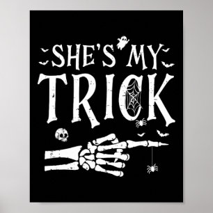 Affiche C'est mon costume d'Halloween à la main en squelet