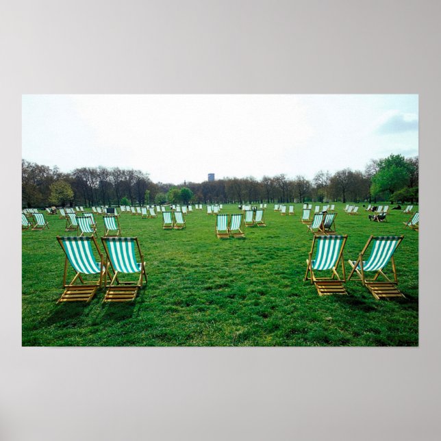 Affiche Chaises longues disposées dans le parc vert, Londr (Devant)