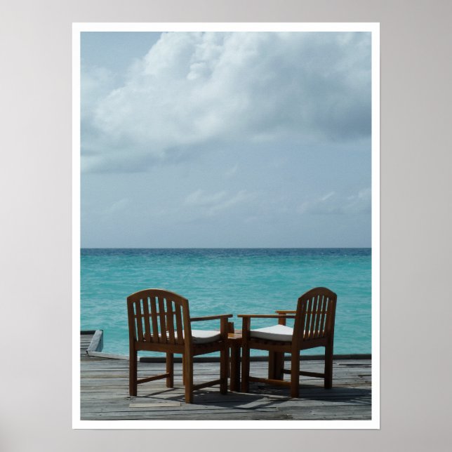Affiche Chaises sur un quai en bord de mer (Devant)