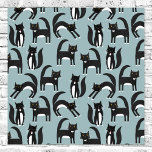 Affiche Chats de Tuxedo<br><div class="desc">Lota de chats tuxedo noirs et blancs adorables qui vaquent à leurs affaires. Un motif amusant sur un arrière - plan bleu moyen,  parfait pour les amoureux des animaux et des animaux.</div>