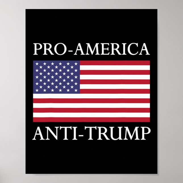 Affiche Chemise anti-Trump - Le drapeau américain résiste (Devant)