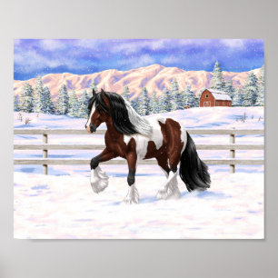Affiche Cheval de trait Gypsy Vanner Pinto bai en neige