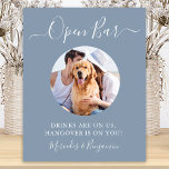 Affiche Chien Mariage Open Bar Dusty Blue Photo personnali<br><div class="desc">Open Bar ! Calligraphie simple mais élégante, cette enseigne de bar mariage dispose d'Open bar dans l'élégante calligraphie et les boissons sont sur nous, suspendez-vous sur vous! . Customisez ce panneau de mariage élégant avec votre photo d'animal de compagnie préférée, photo de chien, photo de fiançailles ou de couple, et...</div>
