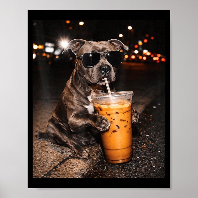 Affiche Chien Pitbull Buvant un Café Glacé avec des Lunett (Devant)
